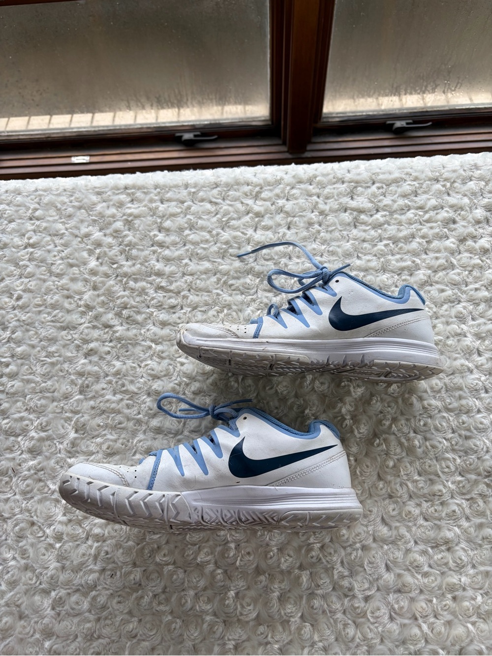 Size 9 Nike Vapor Court Tennis Court Shoes White & Blue